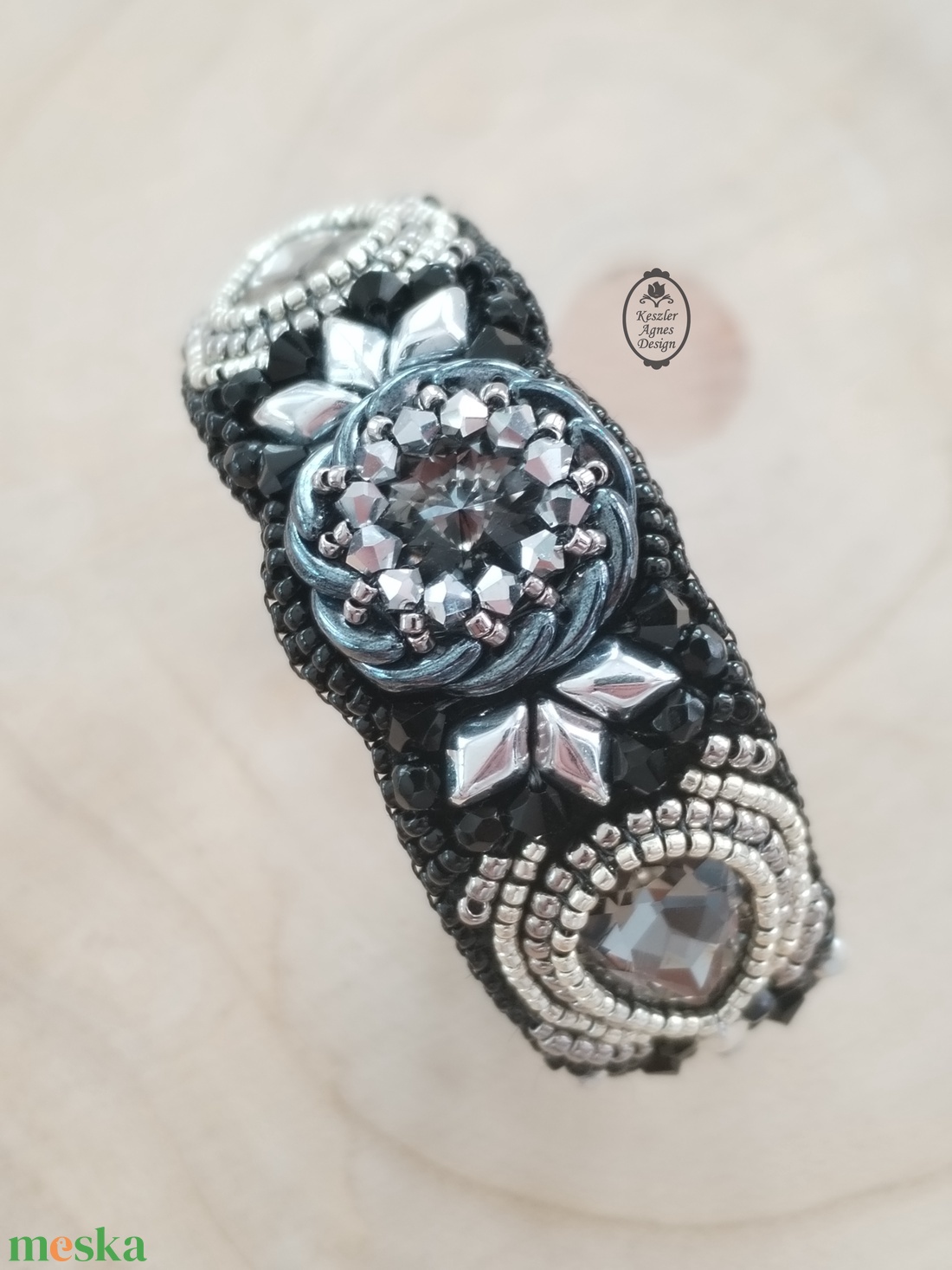 Fekete-ezüst gyöngyhímzett karkötő rivolival � elegáns, alkalmi statement ékszer - ékszer - karkötő - gyöngyös karkötő - Meska.hu