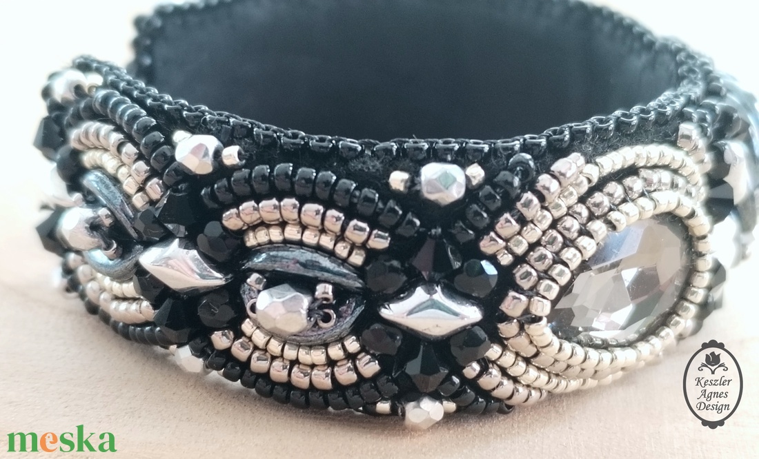 Fekete-ezüst gyöngyhímzett karkötő rivolival � elegáns, alkalmi statement ékszer - ékszer - karkötő - gyöngyös karkötő - Meska.hu