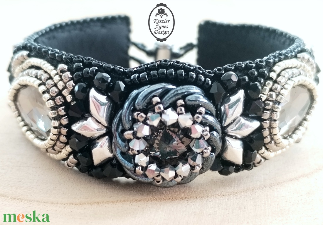 Fekete-ezüst gyöngyhímzett karkötő rivolival � elegáns, alkalmi statement ékszer - ékszer - karkötő - gyöngyös karkötő - Meska.hu