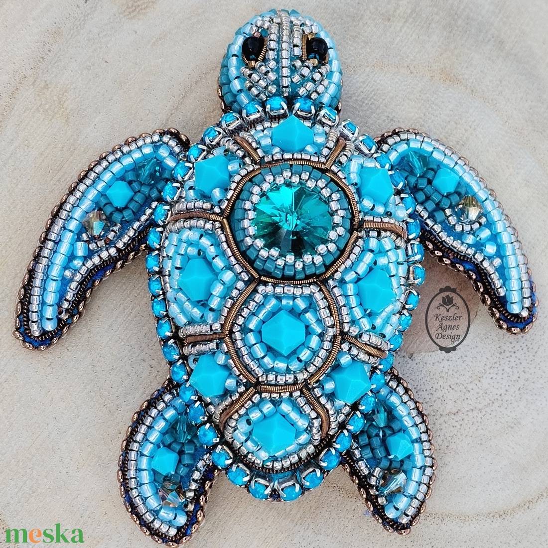 Deep sea turtle, mélytengeri teknős bross, gyöngyhímzett kitűző, kedves állatos ékszer  - ékszer - kitűző és bross - Meska.hu