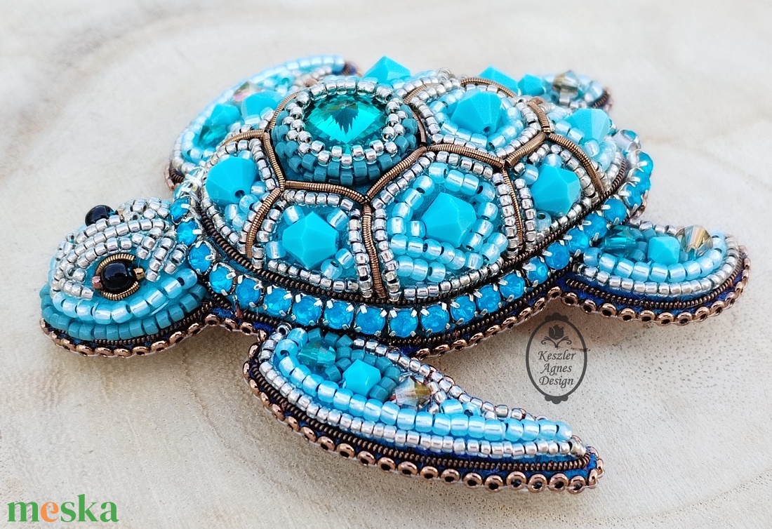 Deep sea turtle, mélytengeri teknős bross, gyöngyhímzett kitűző, kedves állatos ékszer  - ékszer - kitűző és bross - Meska.hu