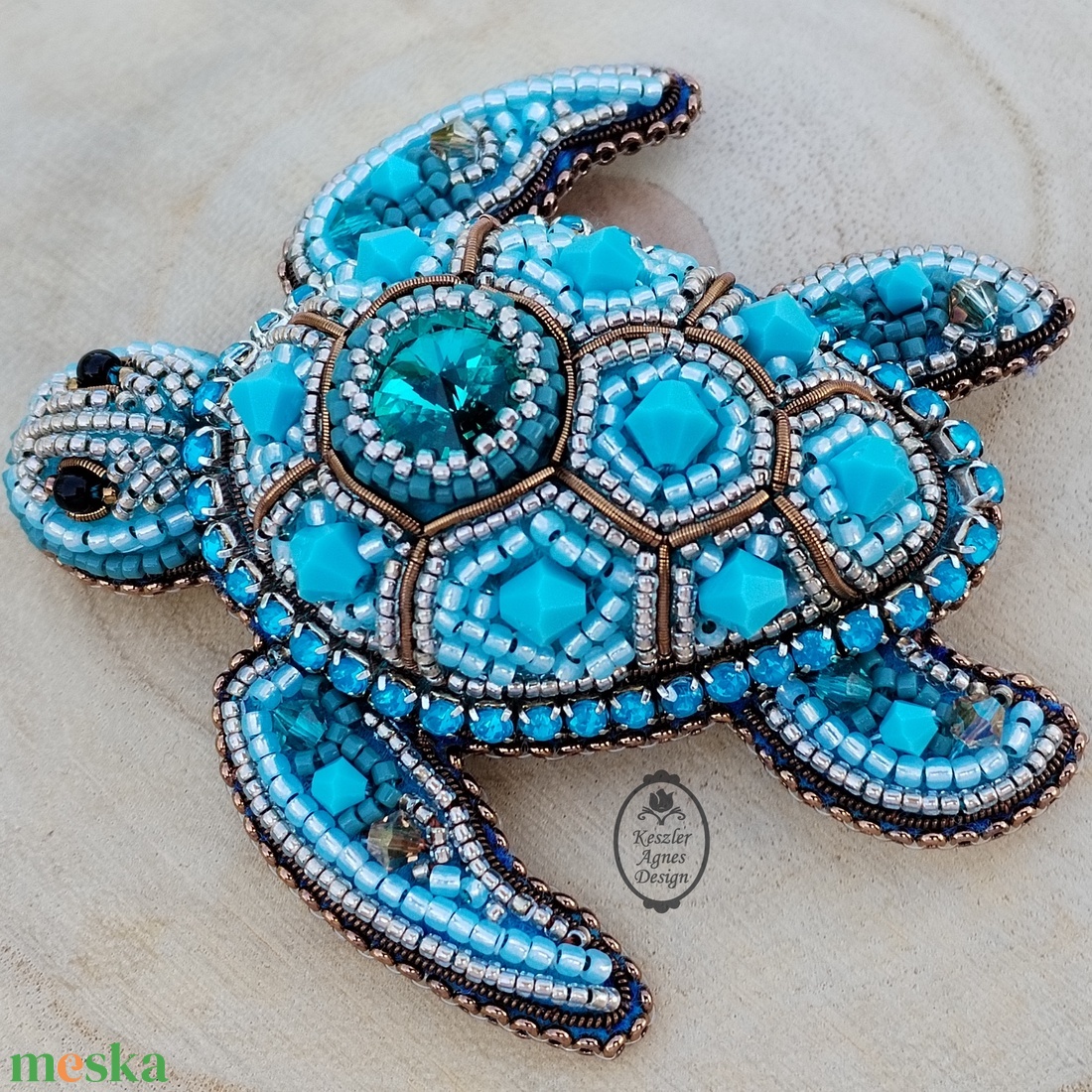 Deep sea turtle, mélytengeri teknős bross, gyöngyhímzett kitűző, kedves állatos ékszer  - ékszer - kitűző és bross - Meska.hu