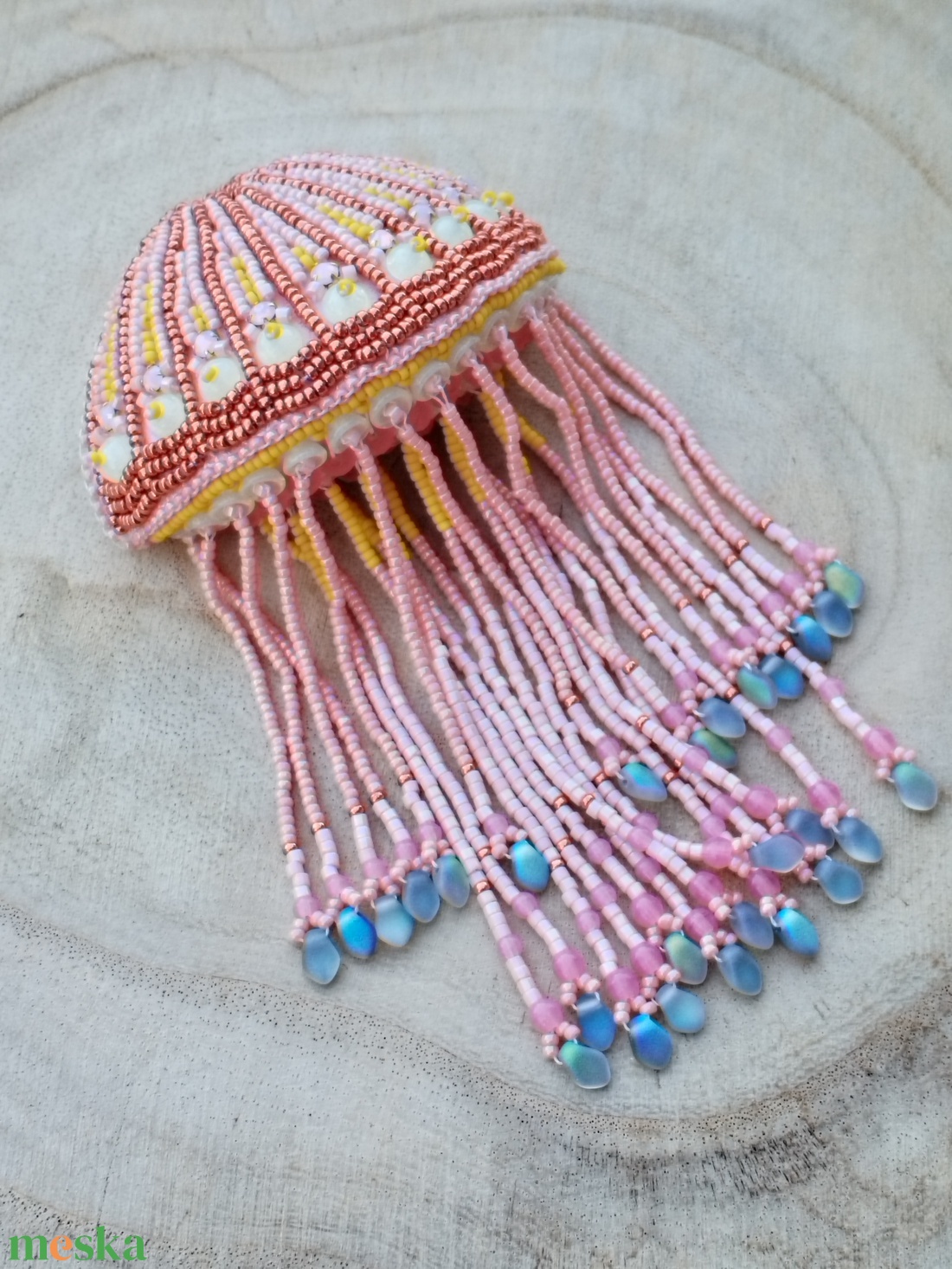 Medúza bross, 3d állatos bross, rózsaszín kitűző, műalkotás a gallérodon - ékszer - kitűző és bross - Meska.hu