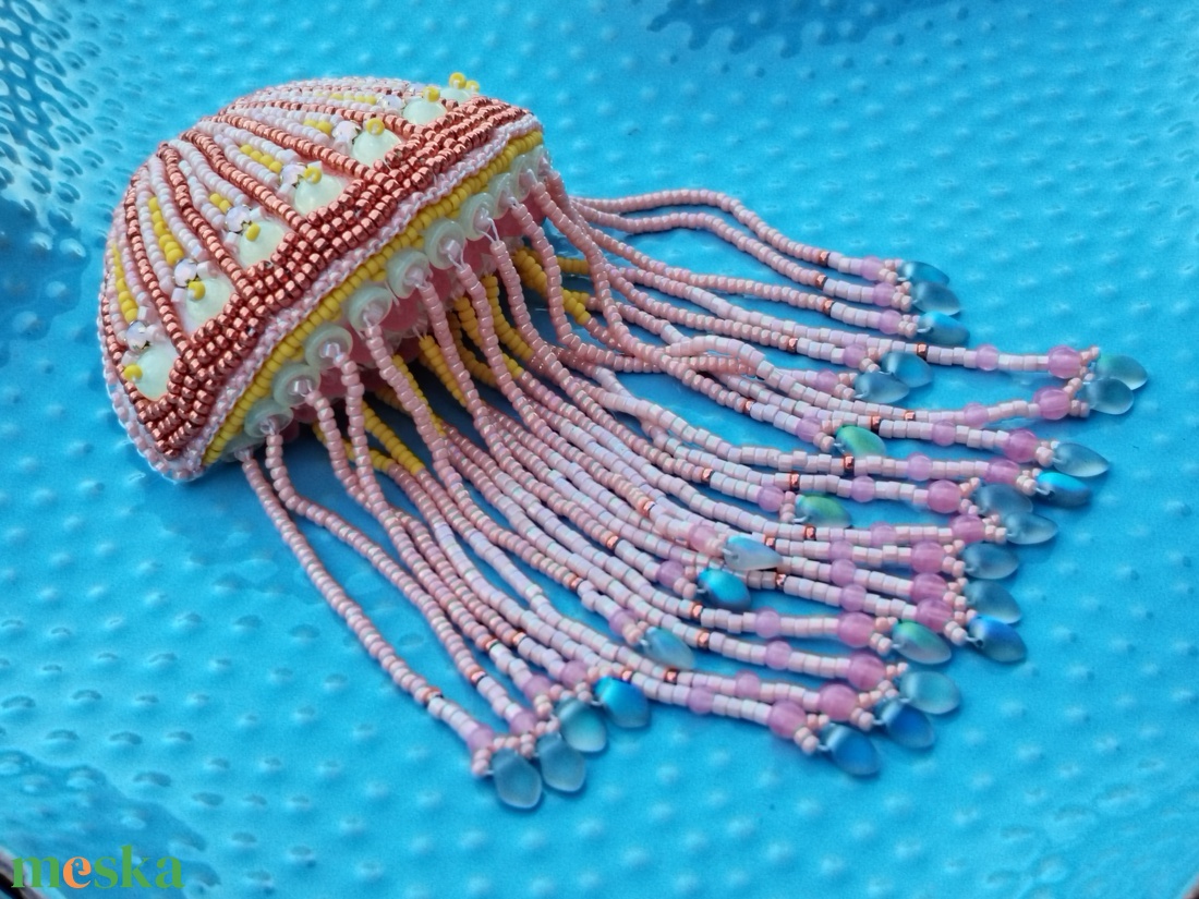 Medúza bross, 3d állatos bross, rózsaszín kitűző, műalkotás a gallérodon - ékszer - kitűző és bross - Meska.hu