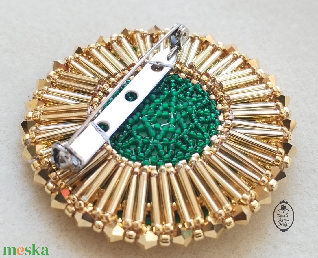 Zöldarany fűzött bross Smaragdzöld porcelán kabosonos gyöngyfűzött bross � japán kásagyöngyökkel és cseh kristályokkal - ékszer - kitűző és bross - Meska.hu