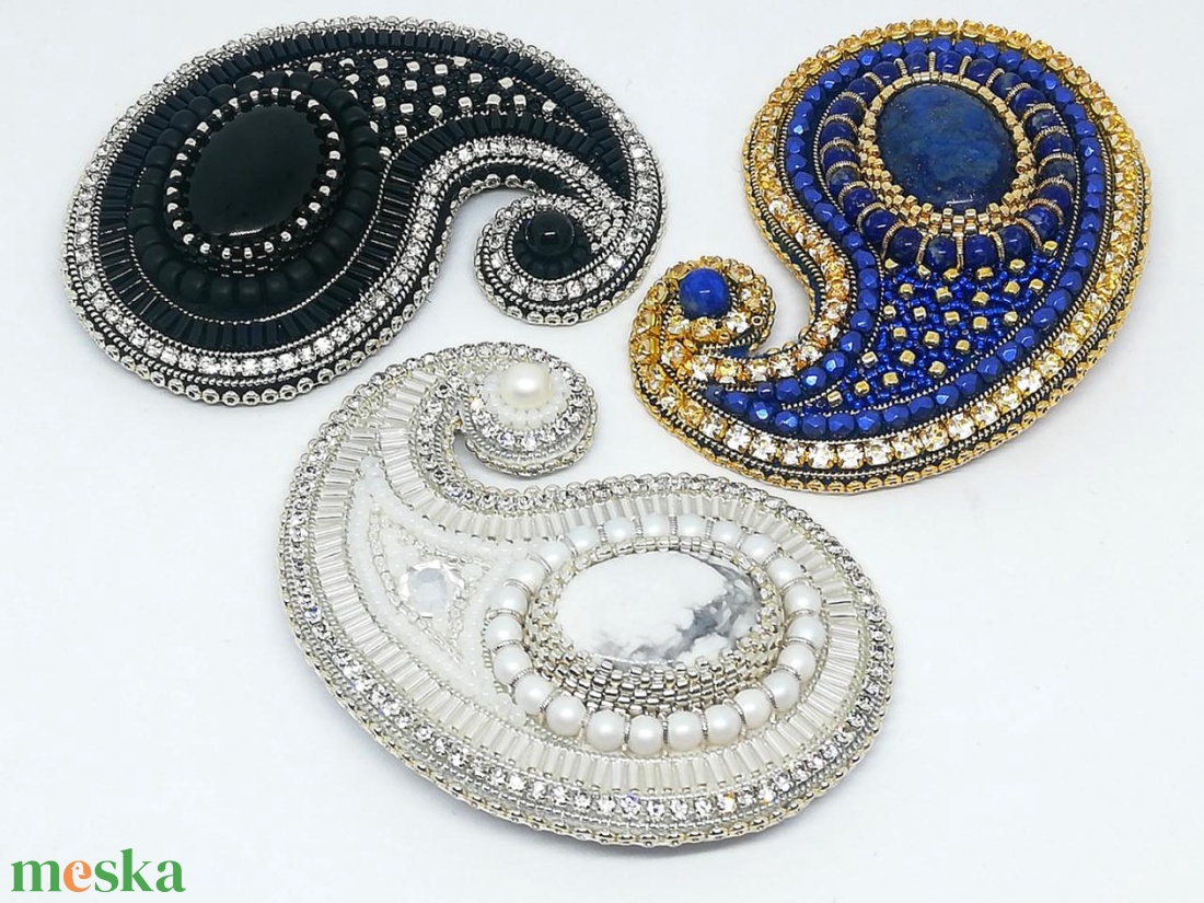 Lapisz kék - arany kasmír mintás bross, lapis lazulit kabosonnal - ékszer - kitűző és bross - Meska.hu