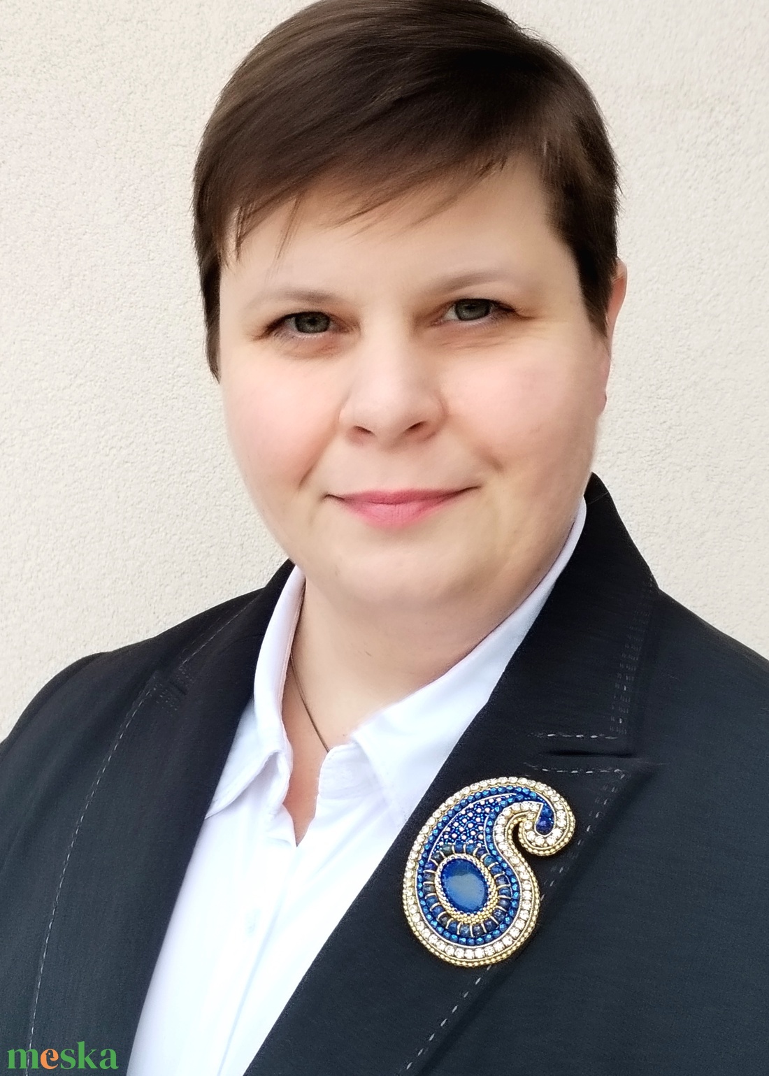 Lapisz kék - arany kasmír mintás bross, lapis lazulit kabosonnal - ékszer - kitűző és bross - Meska.hu