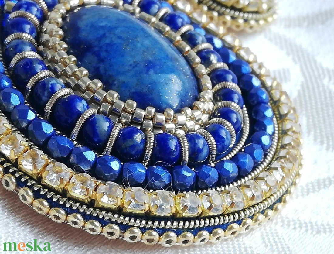 Lapisz kék - arany kasmír mintás bross, lapis lazulit kabosonnal - ékszer - kitűző és bross - Meska.hu