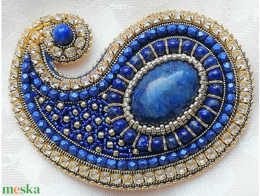 Lapisz kék - arany kasmír mintás bross, lapis lazulit kabosonnal - ékszer - kitűző és bross - Meska.hu