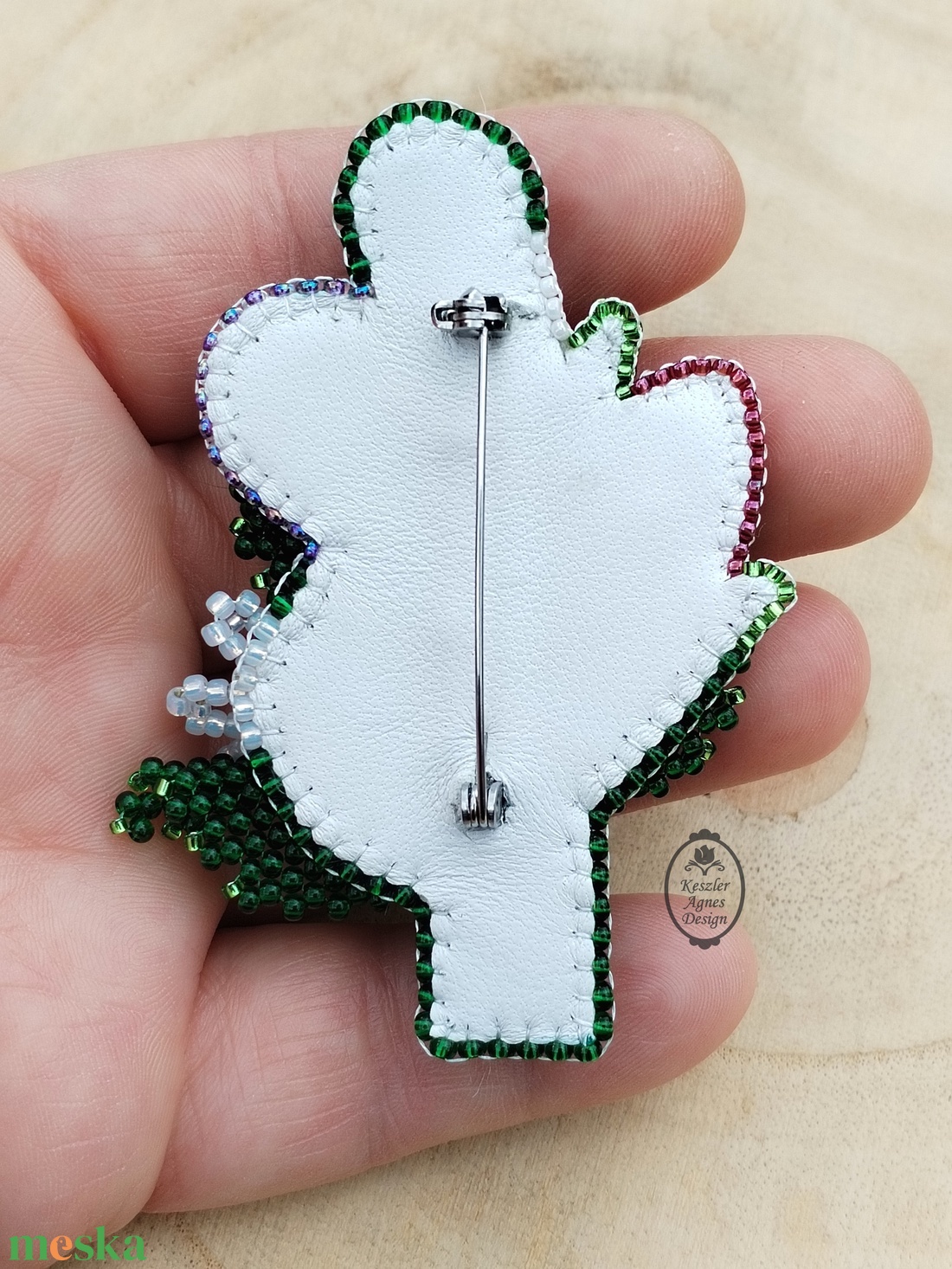 Ametisztes virágcsokor bross, hímzett háromdimenziós kitűző, gyöngyvirág, rózsa, százszorszép  - ékszer - kitűző és bross - Meska.hu