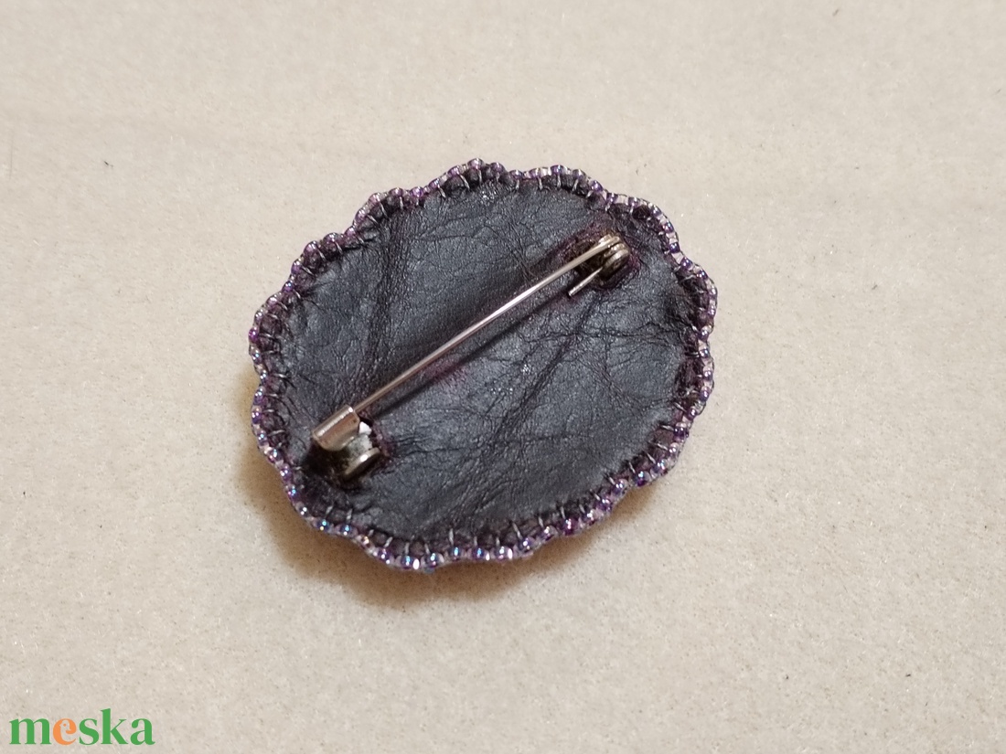 Ametiszt bross, Virág alakú lila bross � elegáns kézműves ásványékszer - ékszer - kitűző és bross - Meska.hu