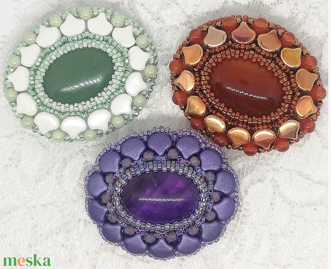 DIY - KIT - gyöngyfűző csomag - Gyöngyhímzett virág alakú ásvány kabosonos bross  - diy (csináld magad) - egységcsomag - Meska.hu