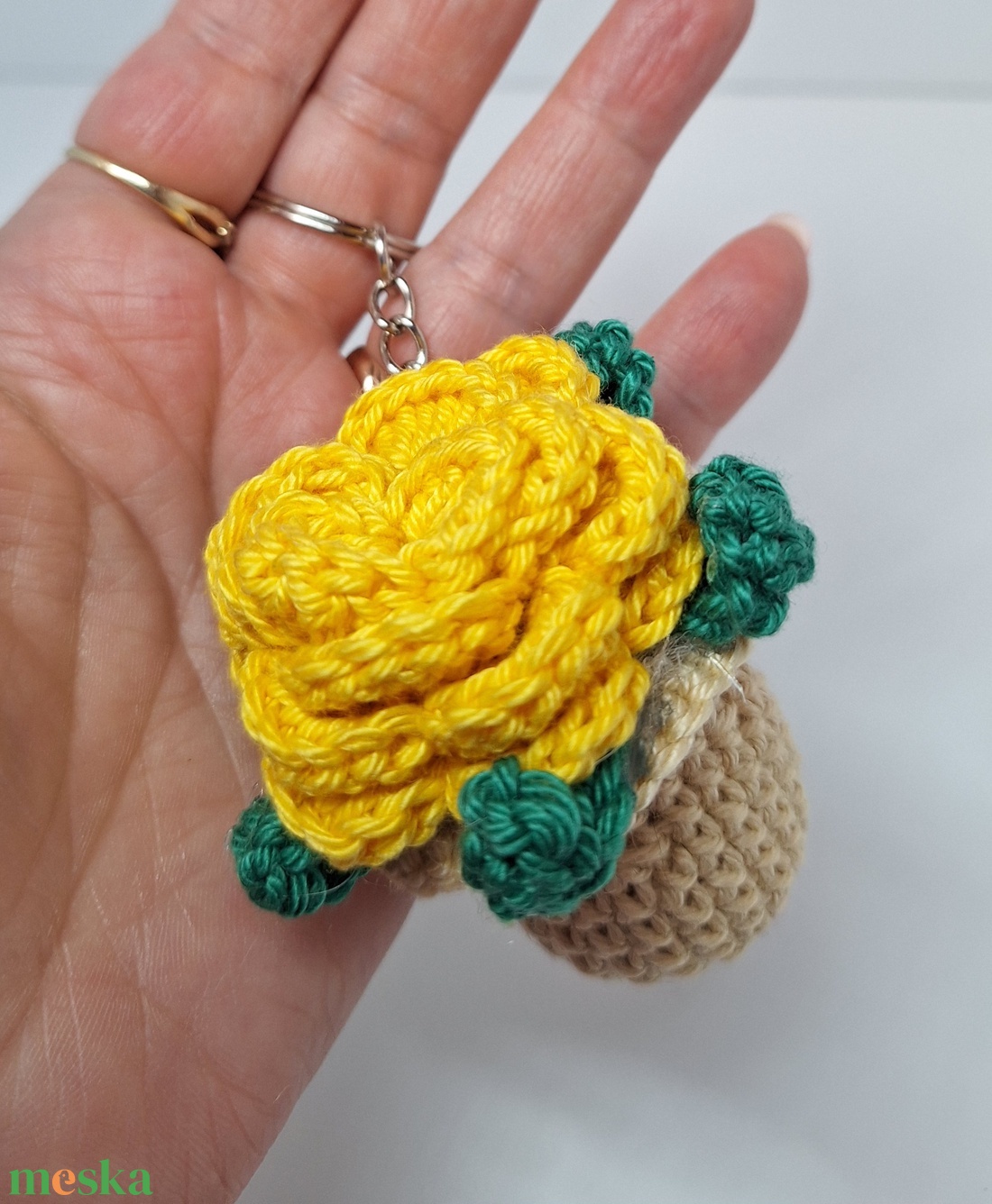 Horgolt kulcstartó rózsa vázába - táska & tok - kulcstartó & táskadísz - táskadísz - Meska.hu