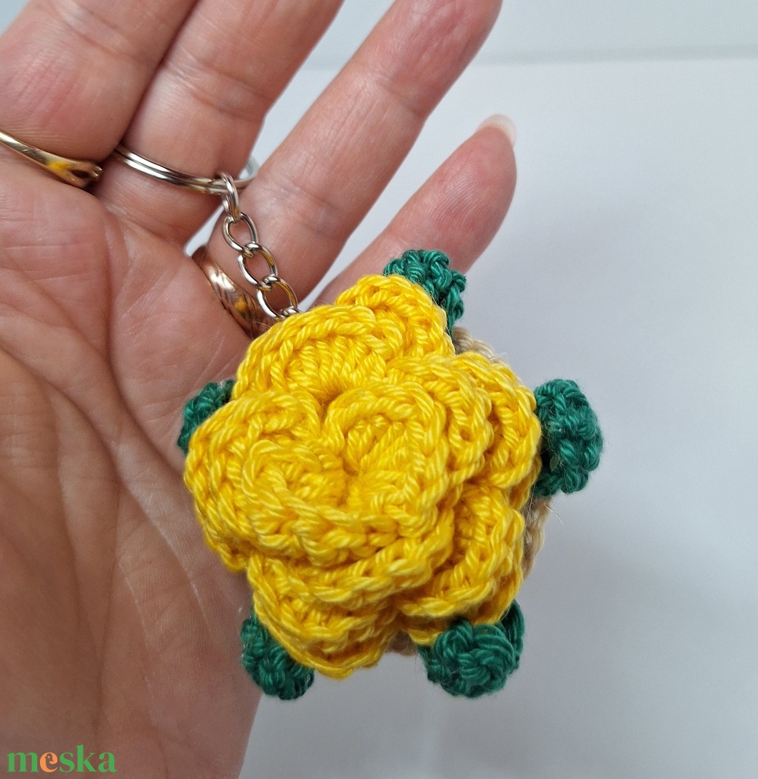 Horgolt kulcstartó rózsa vázába - táska & tok - kulcstartó & táskadísz - táskadísz - Meska.hu