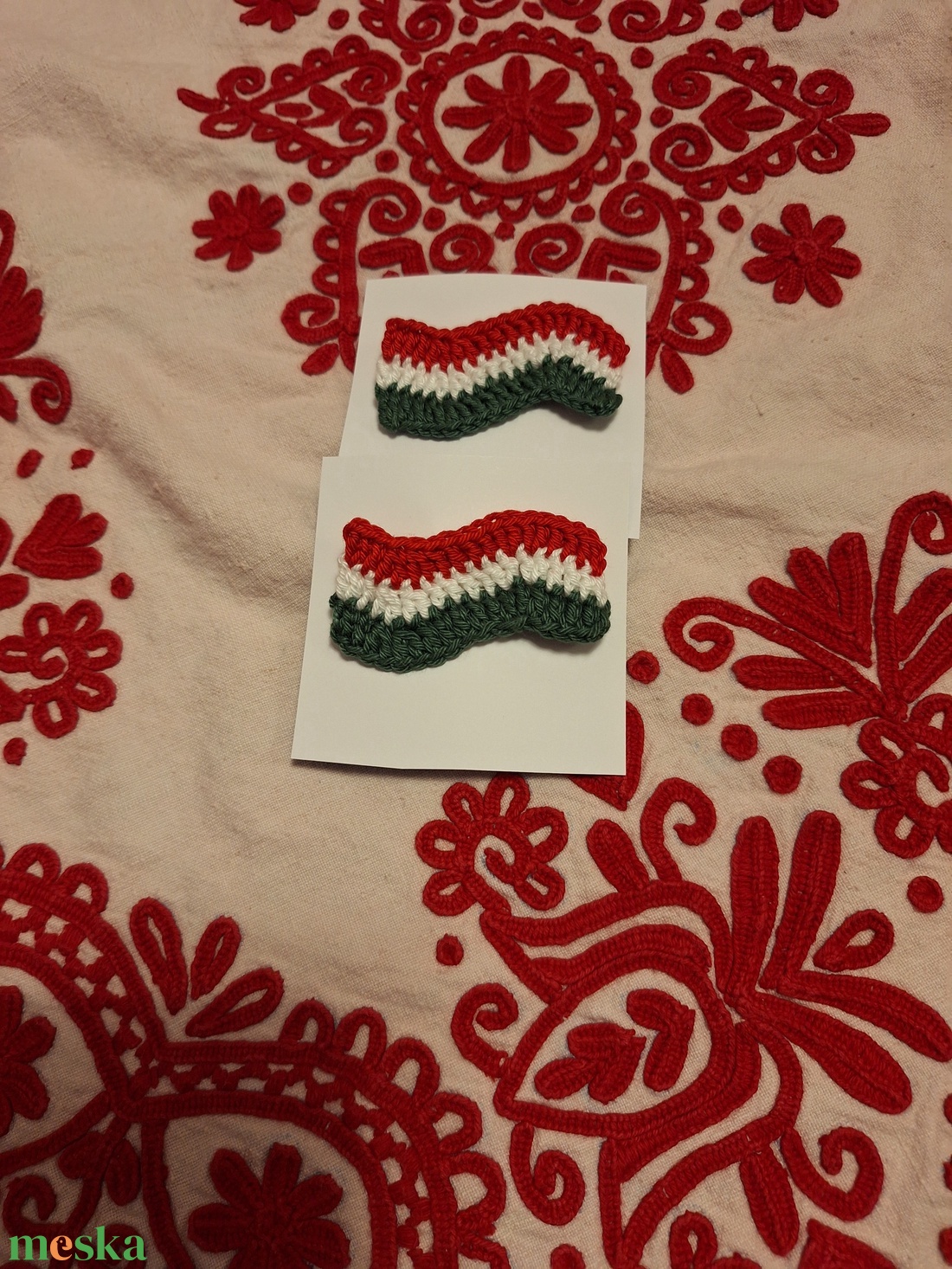 Zászló alakú kokárda  - ékszer - kitűző és bross - Meska.hu