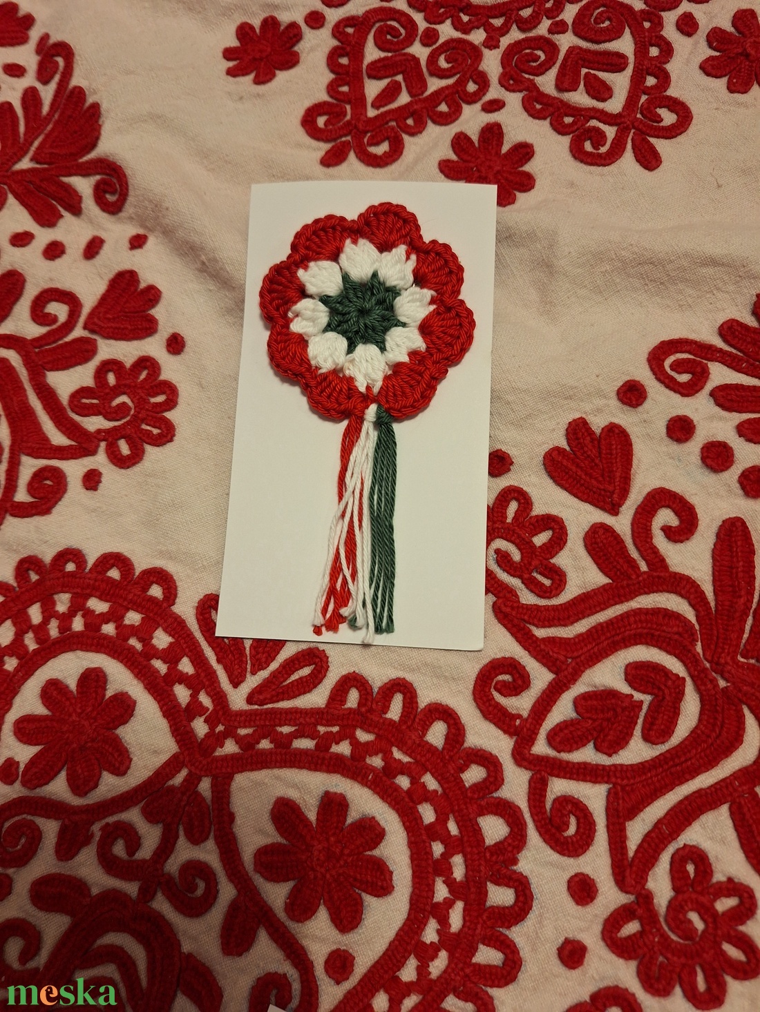 Horgolt kokárda  - ékszer - kitűző és bross - Meska.hu