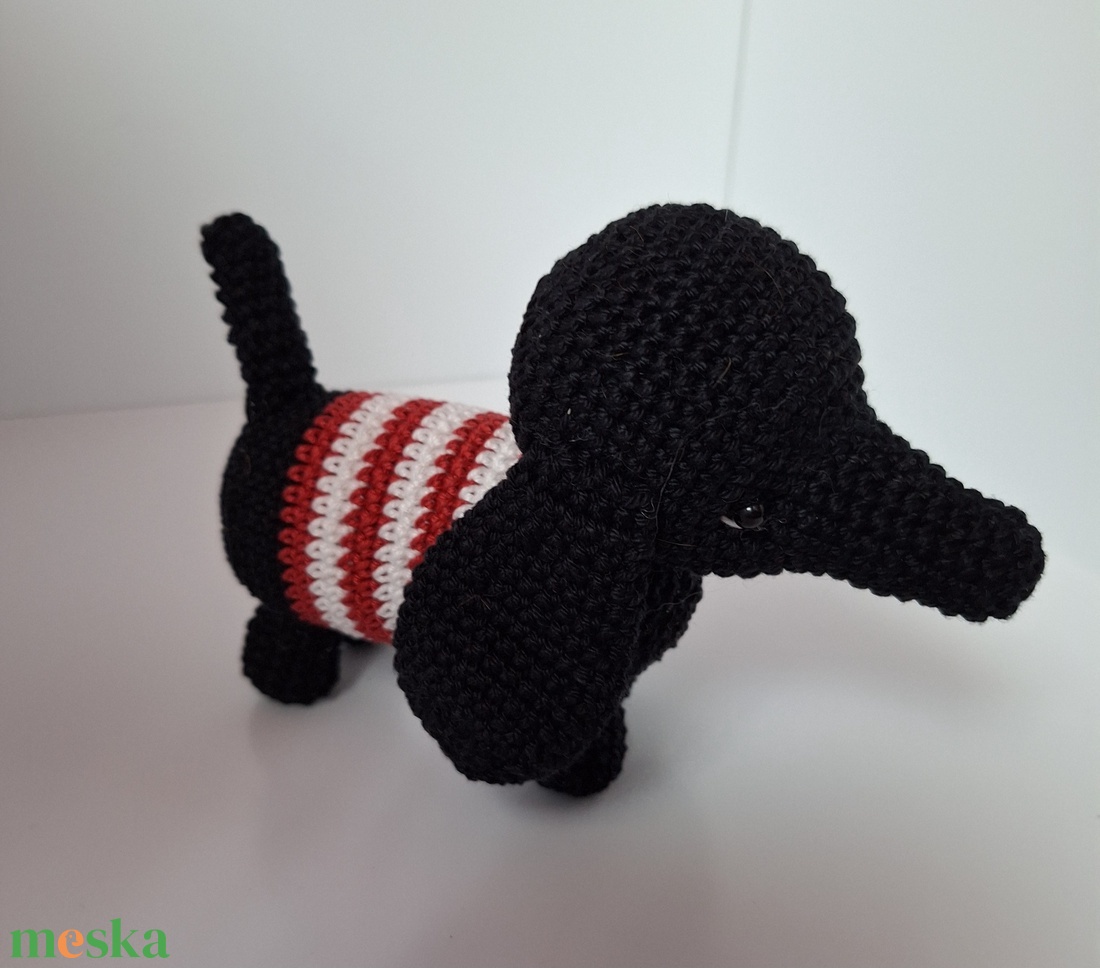 Horgolt tacskó  - játék & sport - plüssállat & játékfigura - kutya - Meska.hu