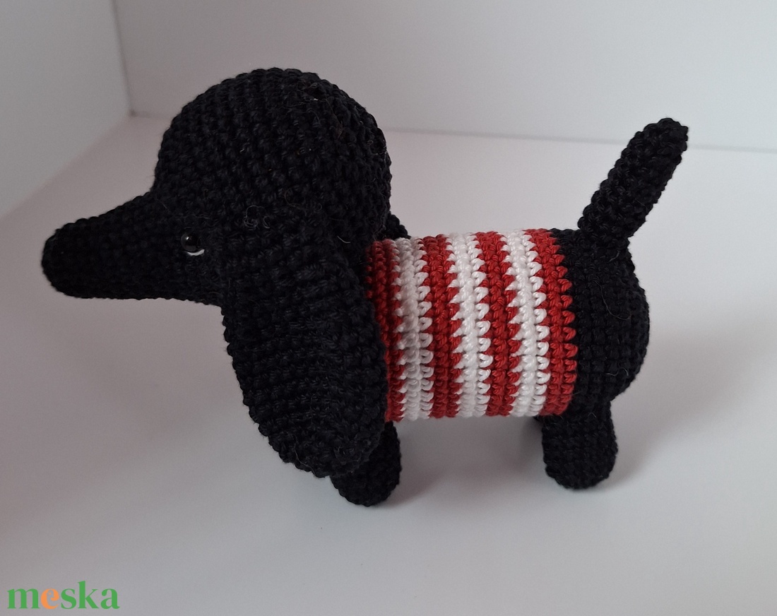 Horgolt tacskó  - játék & sport - plüssállat & játékfigura - kutya - Meska.hu