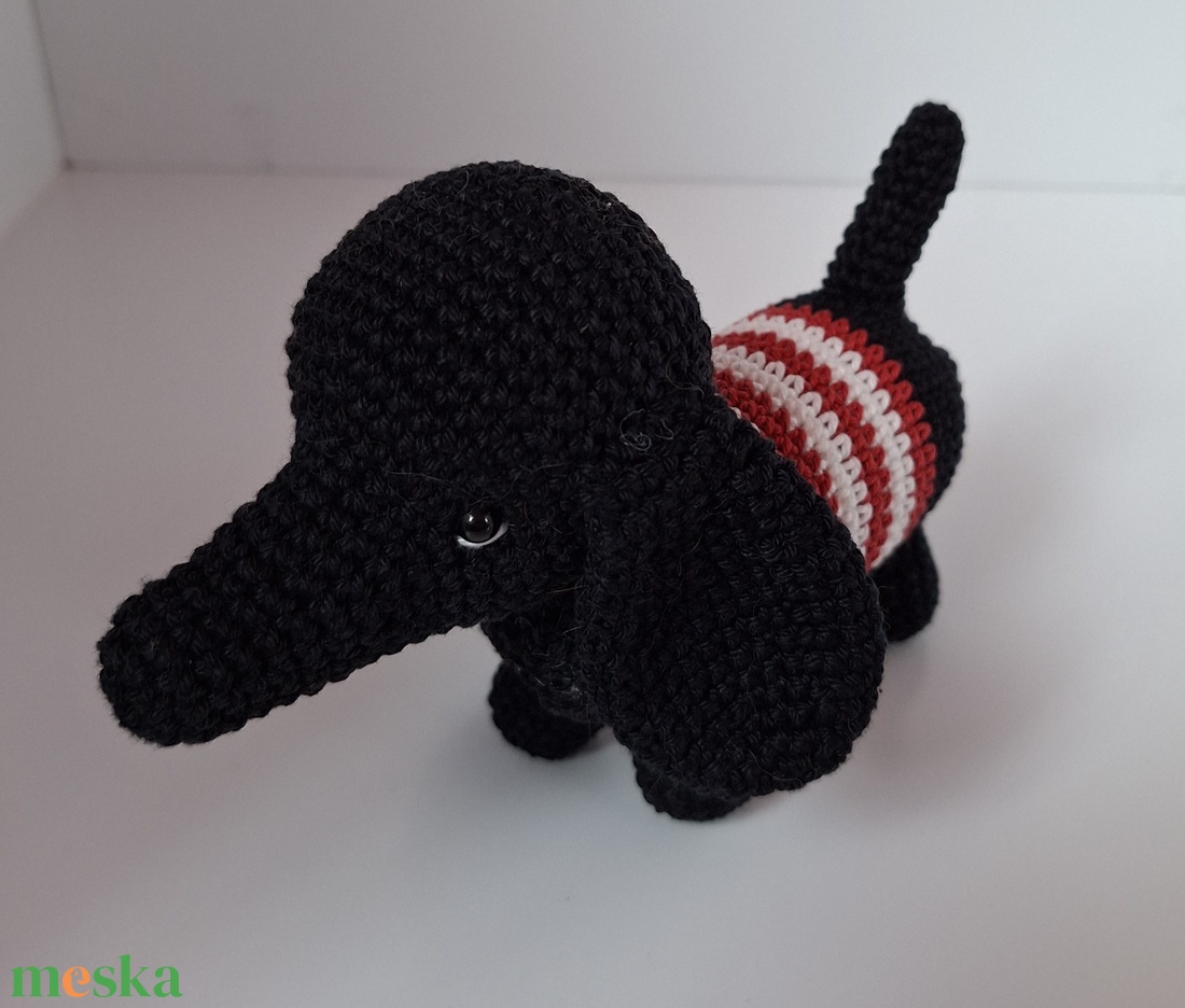 Horgolt tacskó  - játék & sport - plüssállat & játékfigura - kutya - Meska.hu