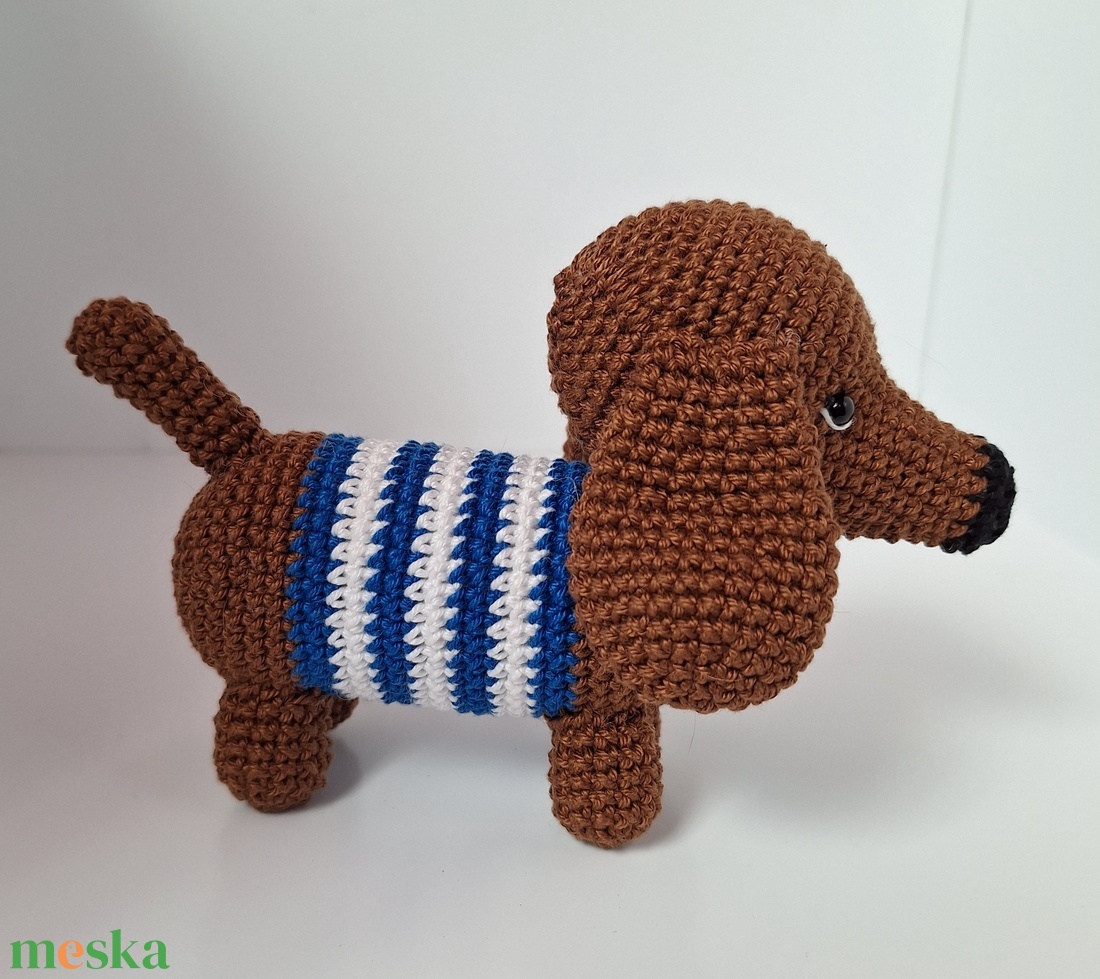 Horgolt csíkos tacskó  - játék & sport - plüssállat & játékfigura - kutya - Meska.hu