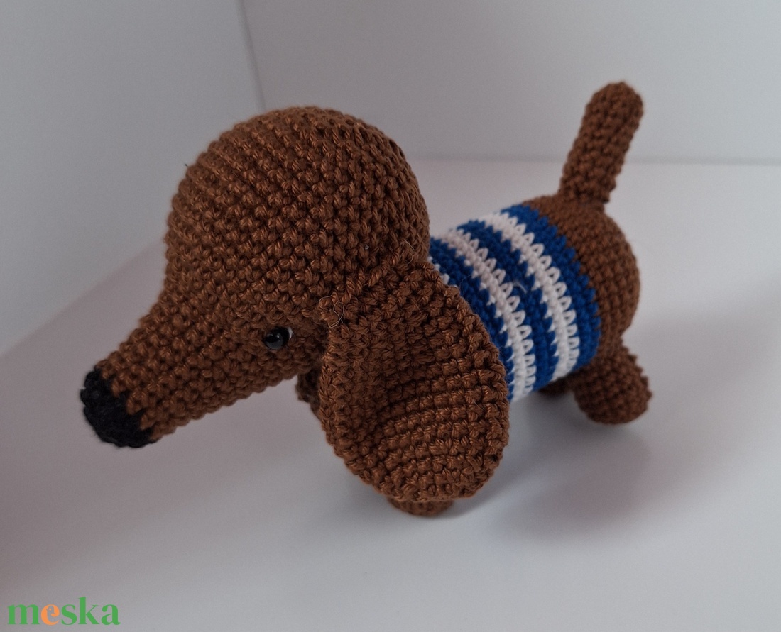 Horgolt csíkos tacskó  - játék & sport - plüssállat & játékfigura - kutya - Meska.hu