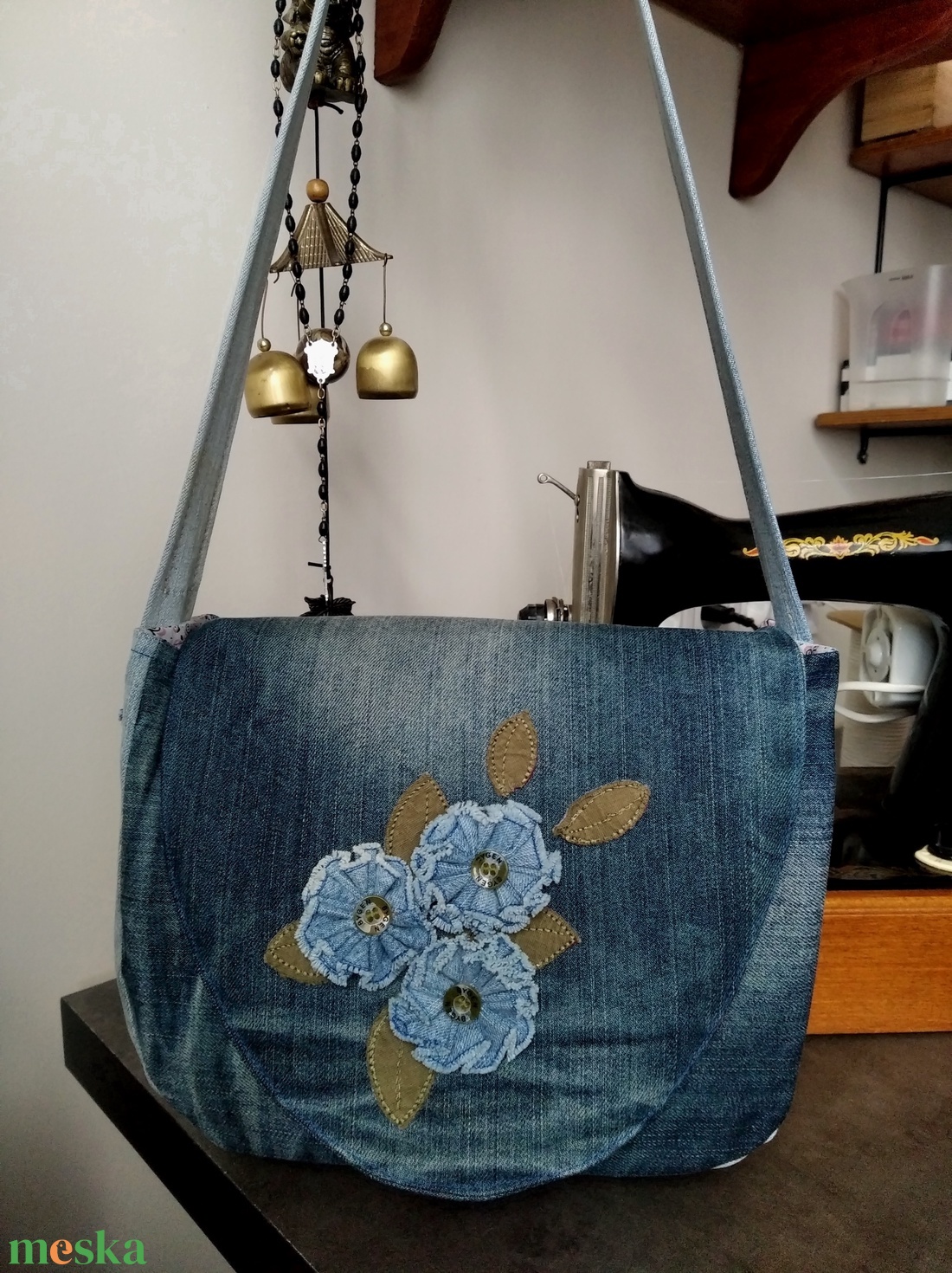 Válltáska farmerből, virágokkal díszítve - táska & tok - kézitáska & válltáska - vállon átvethető táska - Meska.hu