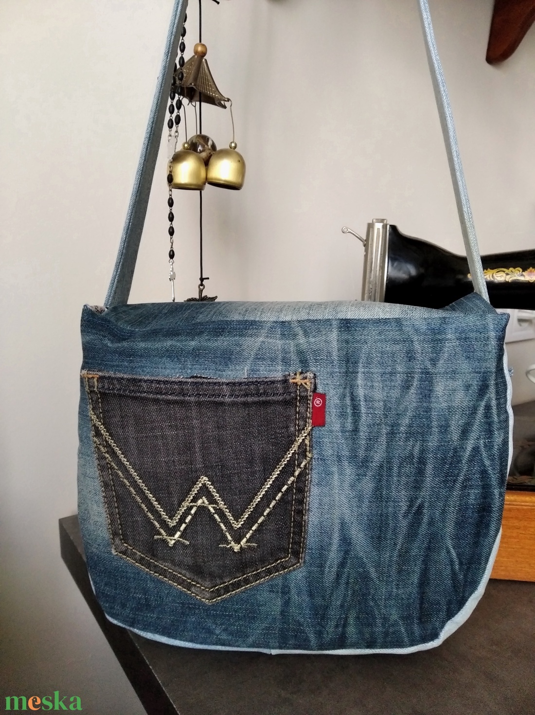 Válltáska farmerből, virágokkal díszítve - táska & tok - kézitáska & válltáska - vállon átvethető táska - Meska.hu