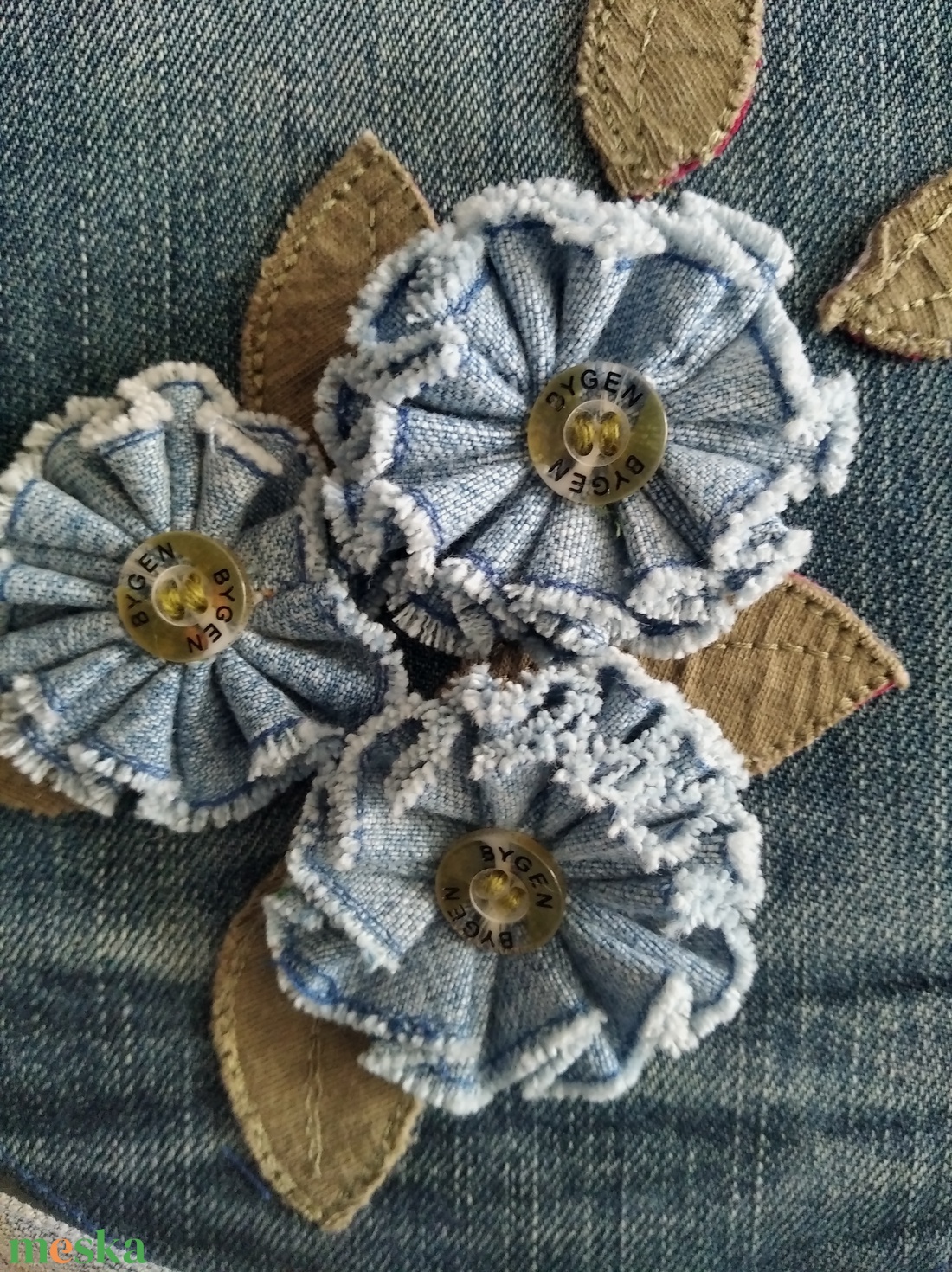 Válltáska farmerből, virágokkal díszítve - táska & tok - kézitáska & válltáska - vállon átvethető táska - Meska.hu