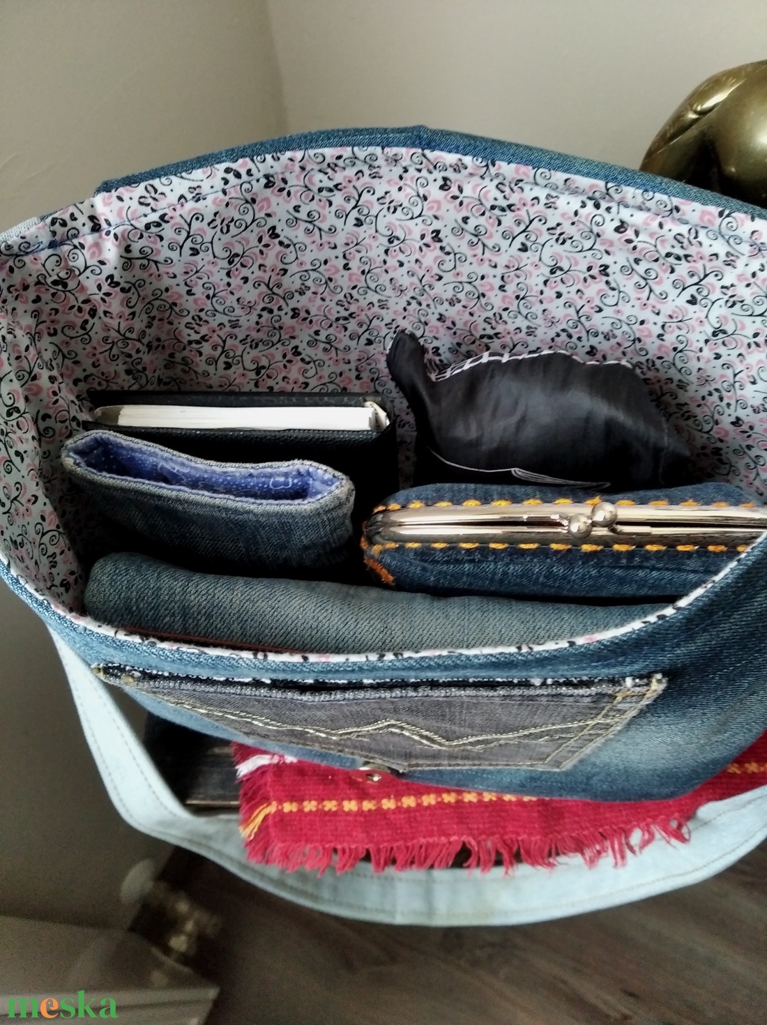 Válltáska farmerből, virágokkal díszítve - táska & tok - kézitáska & válltáska - vállon átvethető táska - Meska.hu