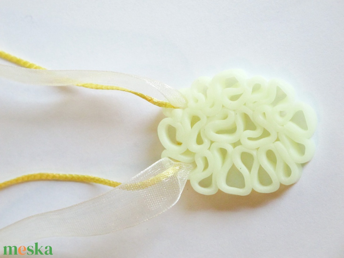 Éji útvesztő marcipán fehér medál, sötétben fluoreszkáló neonzöld, kézzel készült egyedi medál, organza + selyemszalag - ékszer - nyaklánc - medál - Meska.hu Éji útvesztő marcipán fehér medál, sötétben fluoreszkáló neonzöld, kézzel készült egyedi medál, organza + selyemszalag - ékszer - nyaklánc - medál - Meska.hu