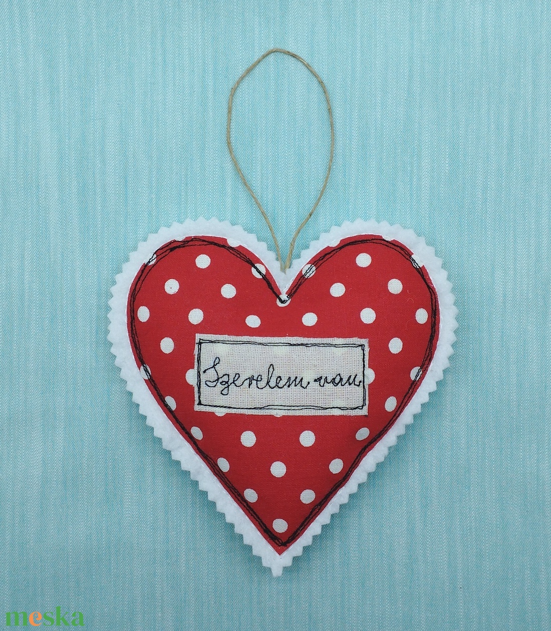 Textil szív -Szerelem van felirattal  - kellékek & szerszámok - dekorációs kellékek - egyéb kellékek - Meska.hu
