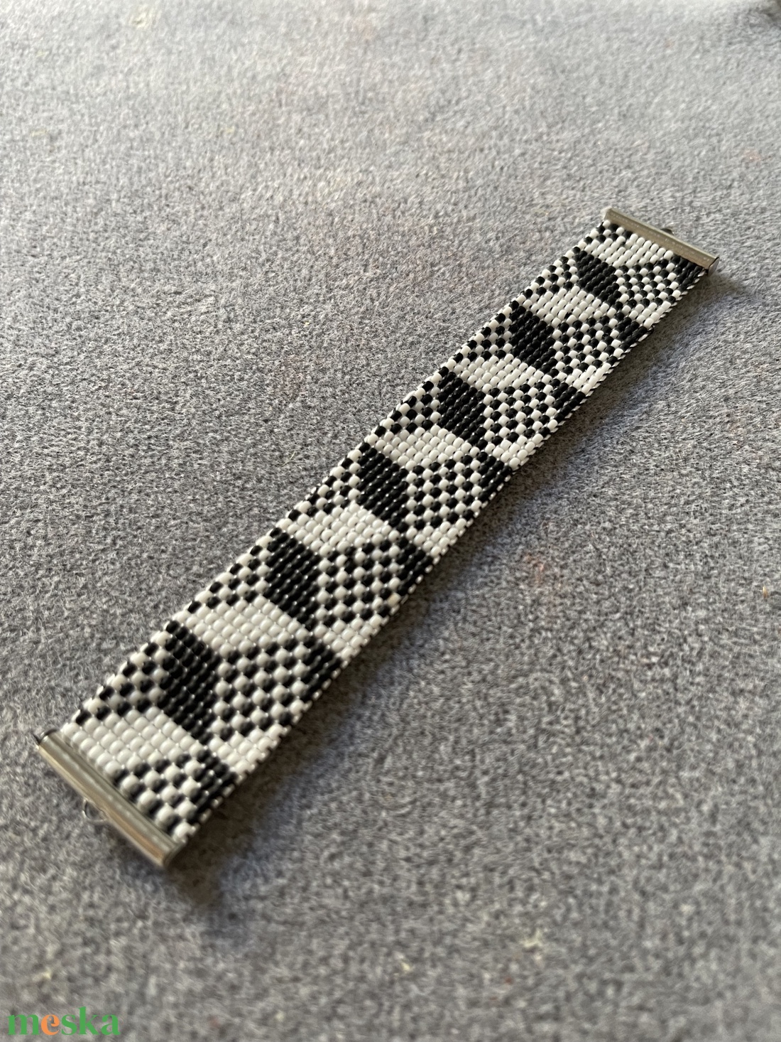 Fekete- fehér gyongyszovott karkoto - ékszer - karkötő - gyöngyös karkötő - Meska.hu