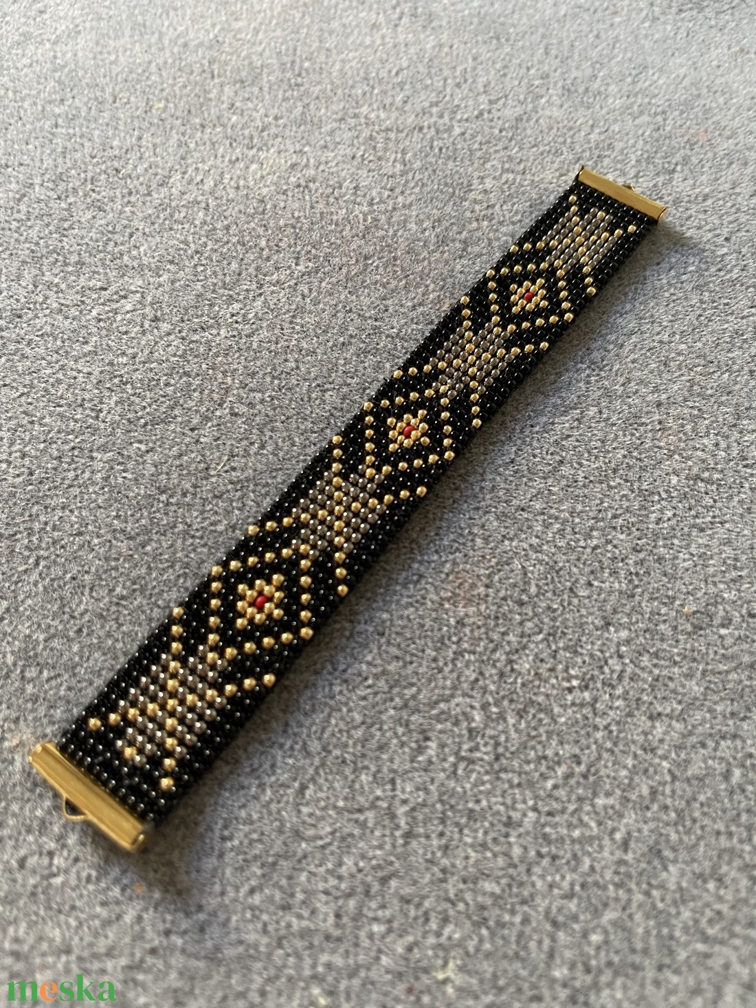 Fekete ezüst arany gyongyszovott karkoto - ékszer - karkötő - gyöngyös karkötő - Meska.hu