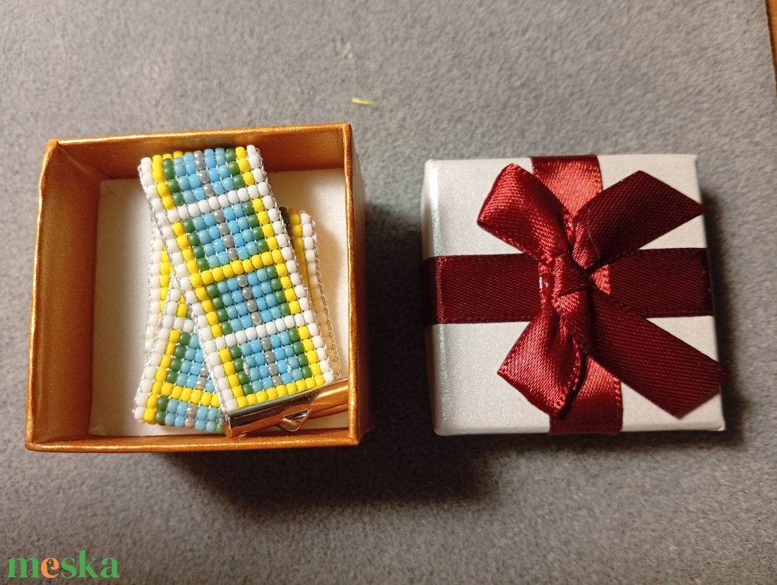 sárga 1 diszdobozos gyöngyszövött karkoto - ékszer - karkötő - gyöngyös karkötő - Meska.hu