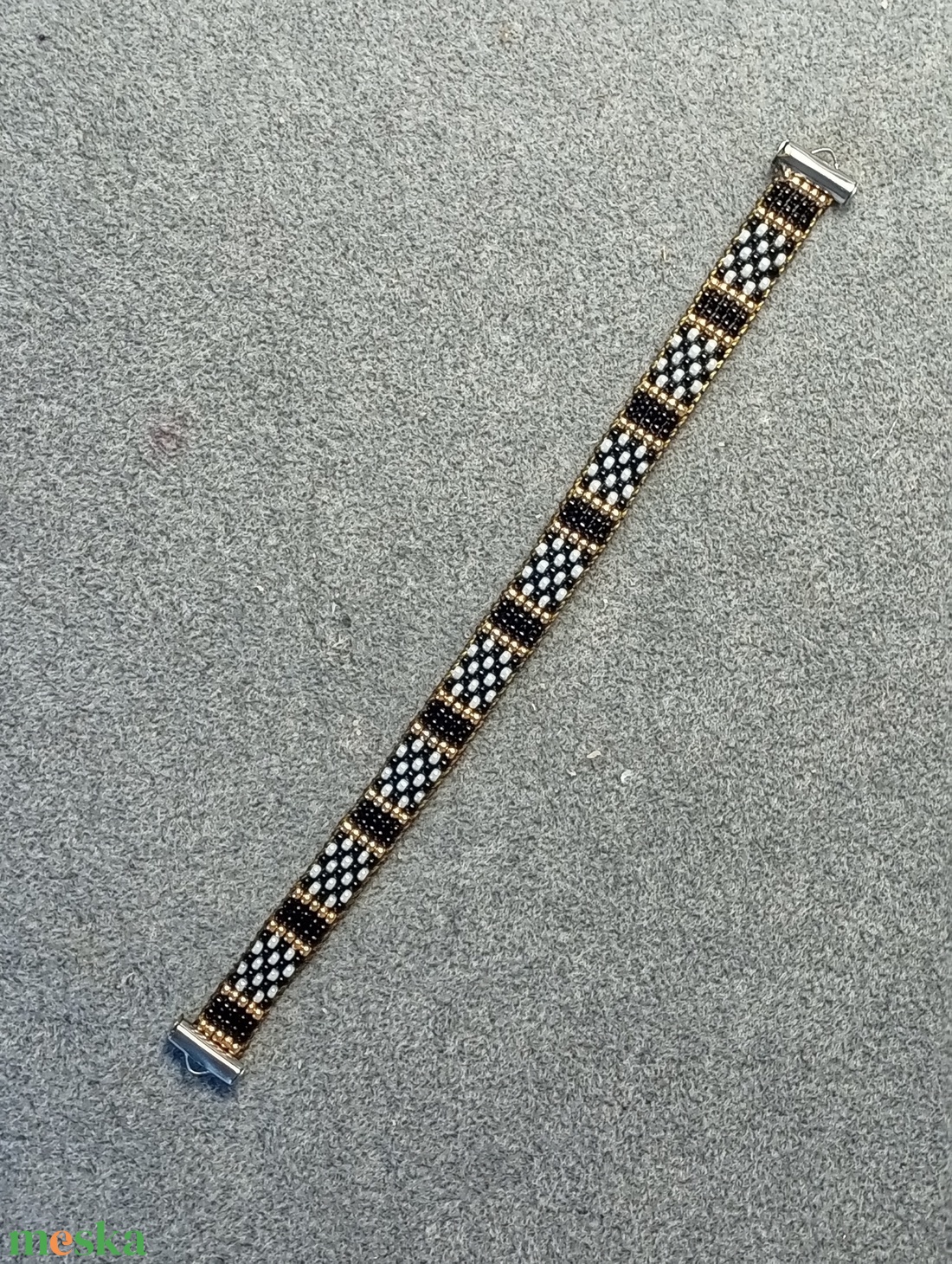 Diszdobozos nagyon vékony fekete fehergyöngyszövött karkötő  - ékszer - karkötő - gyöngyös karkötő - Meska.hu Diszdobozos nagyon vékony fekete fehergyöngyszövött karkötő  - ékszer - karkötő - gyöngyös karkötő - Meska.hu