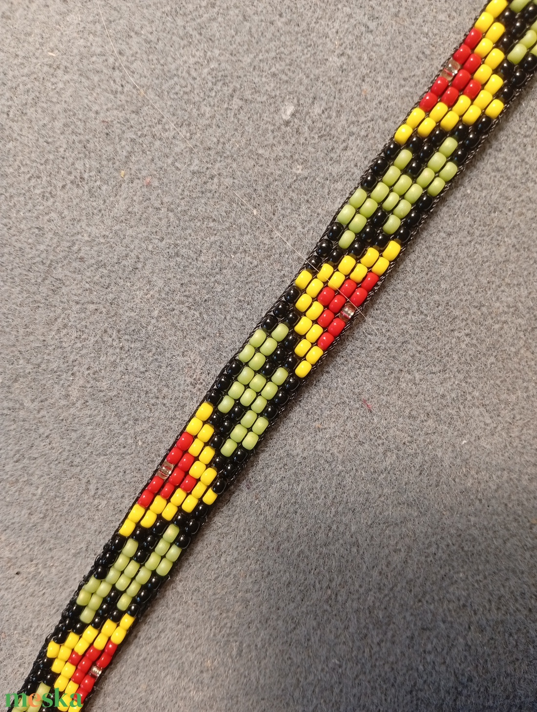 Diszdobozos színes 6  gyöngyszövött karkötő  - ékszer - karkötő - gyöngyös karkötő - Meska.hu