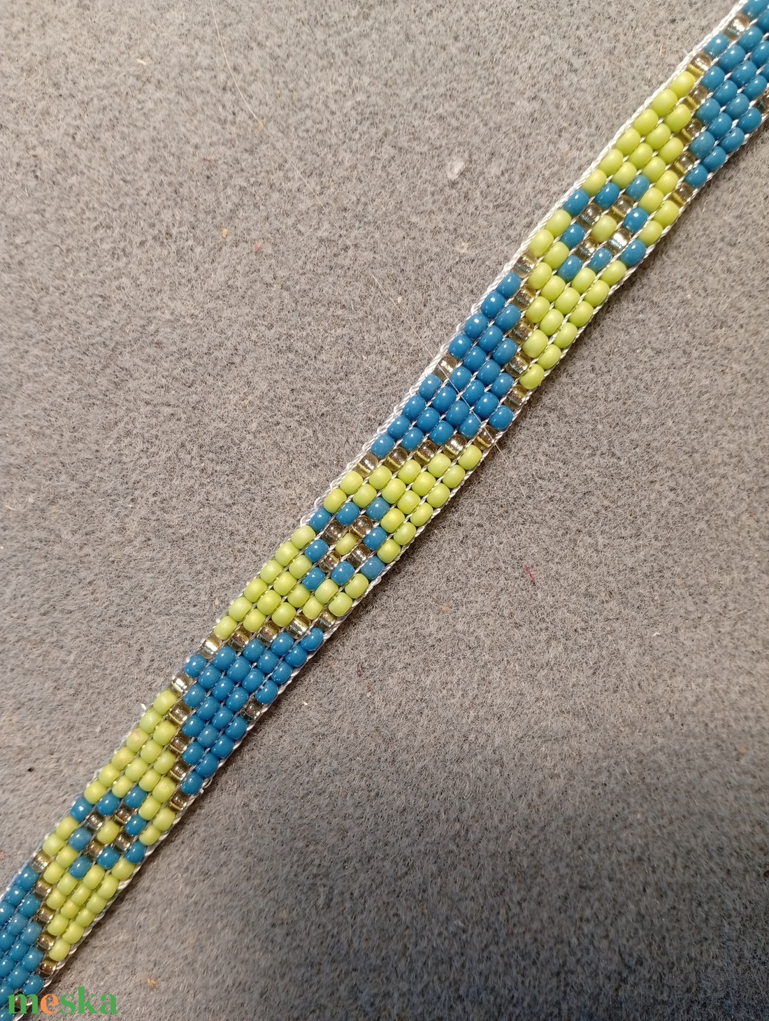 Diszdobozos színes 7 gyöngyszövött karkötő  - ékszer - karkötő - gyöngyös karkötő - Meska.hu