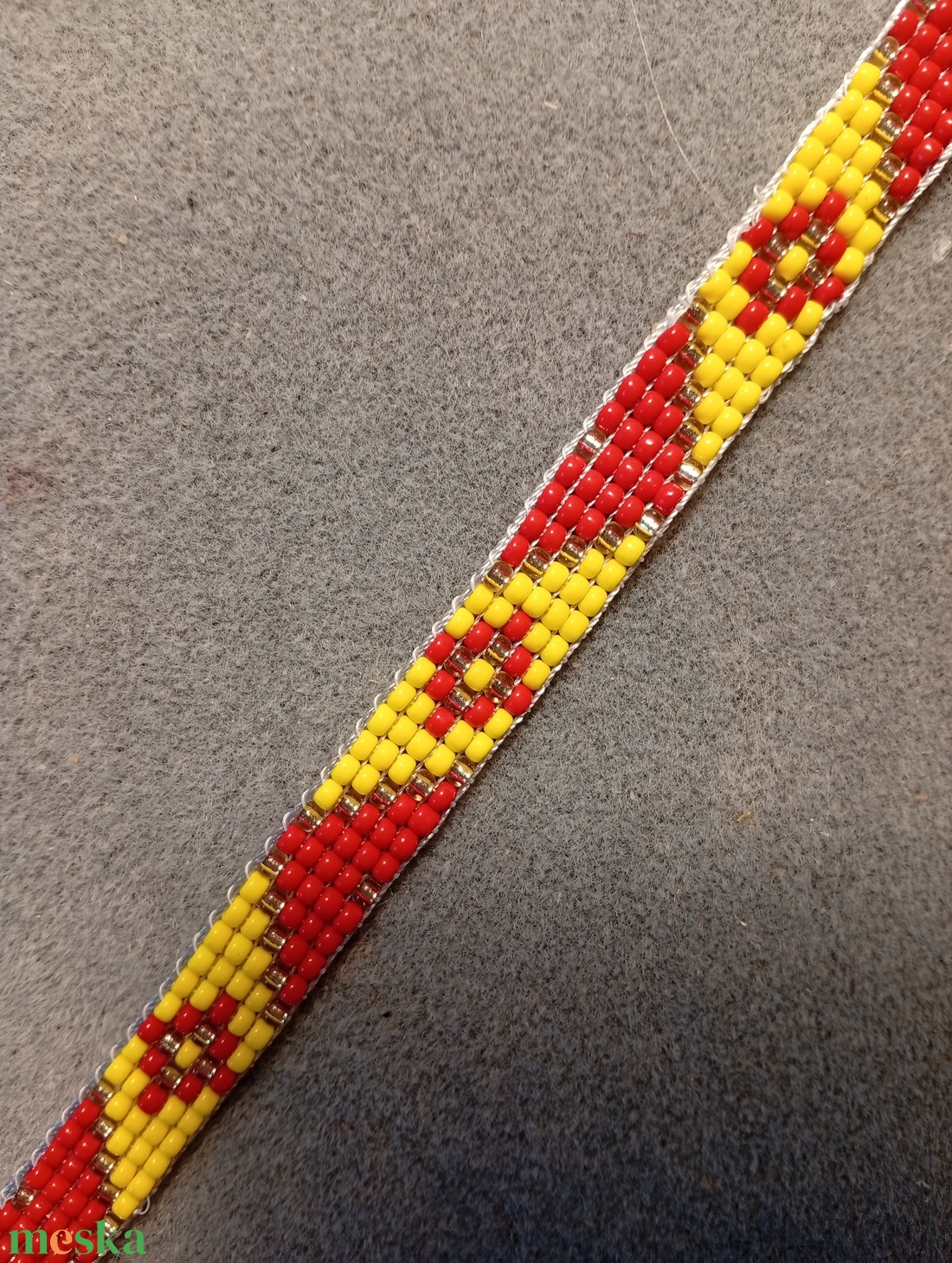 Diszdobozos színes 8 gyöngyszövött karkötő  - ékszer - karkötő - gyöngyös karkötő - Meska.hu