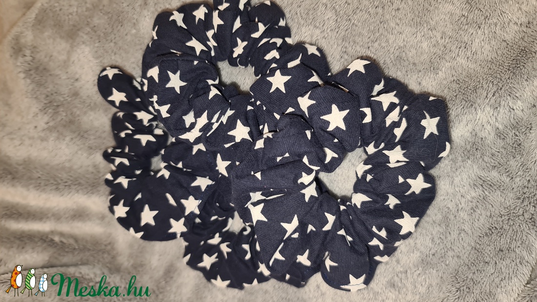 Kék alapon fehér csillagos hajgumi/scrunchie - ruha & divat - hajdísz & hajcsat - hajgumi - Meska.hu Kék alapon fehér csillagos hajgumi/scrunchie - ruha & divat - hajdísz & hajcsat - hajgumi - Meska.hu