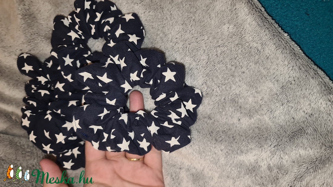 Kék alapon fehér csillagos hajgumi/scrunchie - ruha & divat - hajdísz & hajcsat - hajgumi - Meska.hu Kék alapon fehér csillagos hajgumi/scrunchie - ruha & divat - hajdísz & hajcsat - hajgumi - Meska.hu