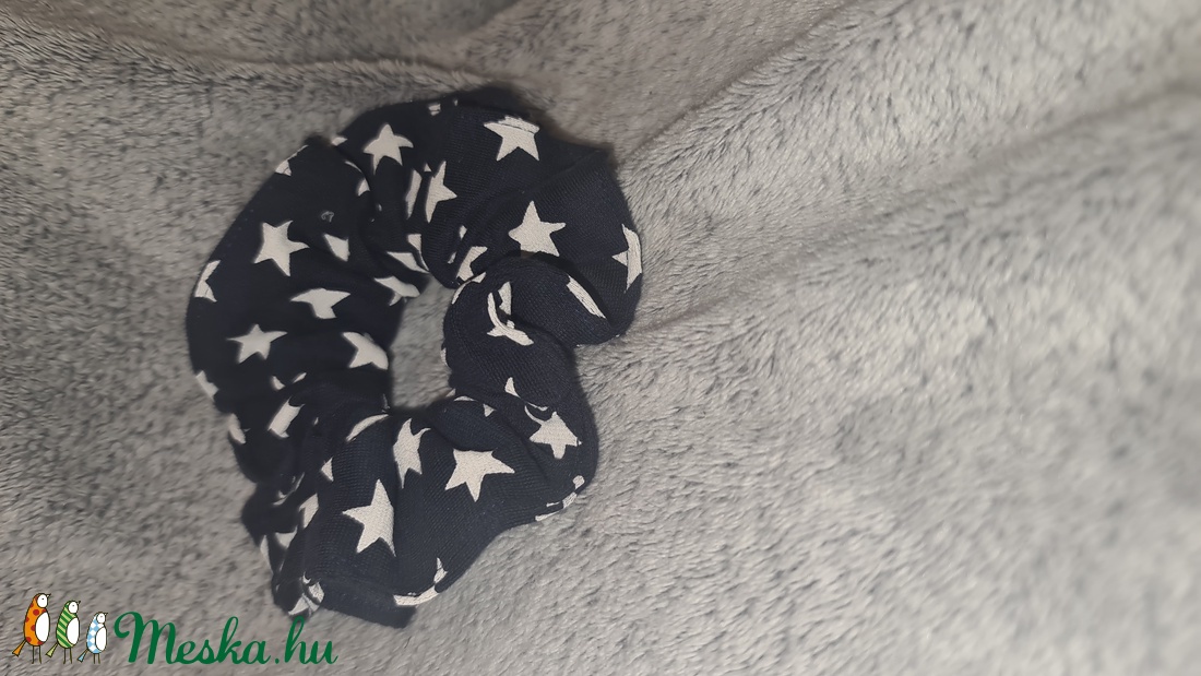 Kék alapon fehér csillagos hajgumi/scrunchie - ruha & divat - hajdísz & hajcsat - hajgumi - Meska.hu Kék alapon fehér csillagos hajgumi/scrunchie - ruha & divat - hajdísz & hajcsat - hajgumi - Meska.hu