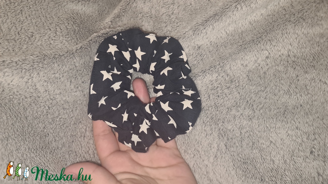 Kék alapon fehér csillagos hajgumi/scrunchie - ruha & divat - hajdísz & hajcsat - hajgumi - Meska.hu Kék alapon fehér csillagos hajgumi/scrunchie - ruha & divat - hajdísz & hajcsat - hajgumi - Meska.hu