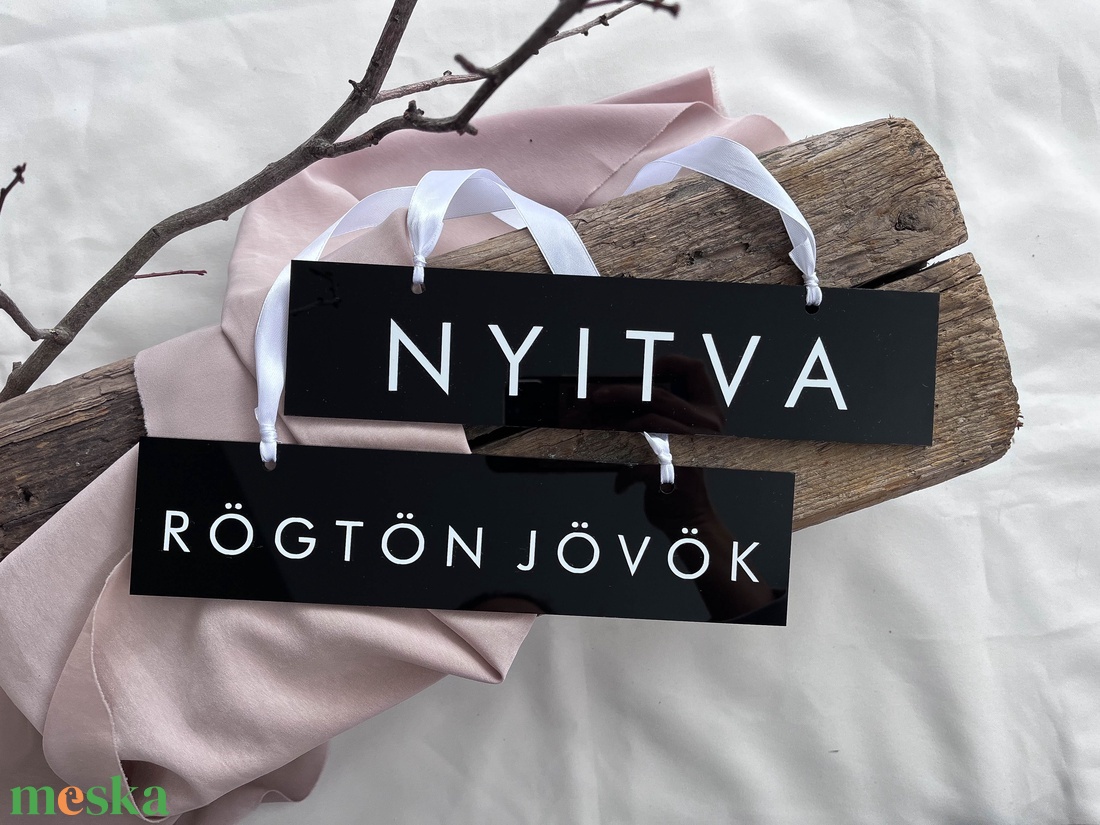 Fekete nyitva-zárva tábla, rögtön jövök tábla - otthon & életmód - dekoráció - ajtó- és ablak dekoráció - ajtótábla - Meska.hu