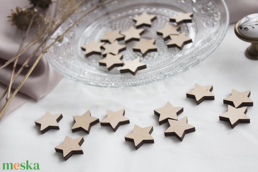 Csillag konfetti fából (20 darabos csomag) - kellékek & szerszámok - dekorációs kellékek - egyéb kellékek - Meska.hu
