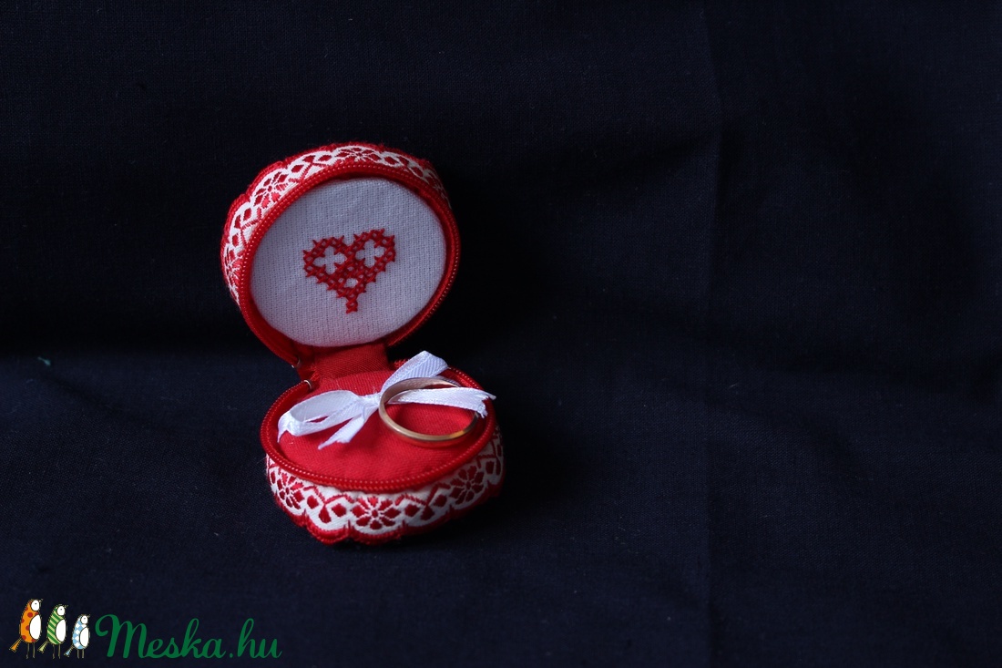 Macaron ékszertartó népi keresztszemes hímzéssel - ékszer - ékszertartó - ékszerdoboz - Meska.hu Macaron ékszertartó népi keresztszemes hímzéssel - ékszer - ékszertartó - ékszerdoboz - Meska.hu