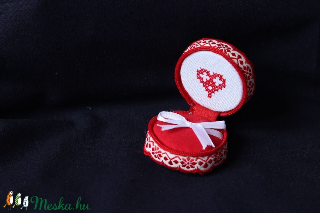 Macaron ékszertartó népi keresztszemes hímzéssel - ékszer - ékszertartó - ékszerdoboz - Meska.hu Macaron ékszertartó népi keresztszemes hímzéssel - ékszer - ékszertartó - ékszerdoboz - Meska.hu