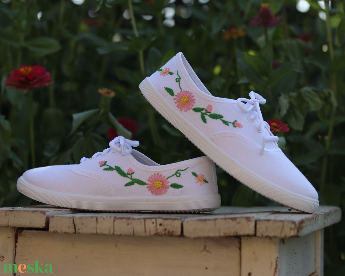 Hímzett cipő - Virágmintával - ruha & divat - cipő & papucs - cipő, szandál - Meska.hu