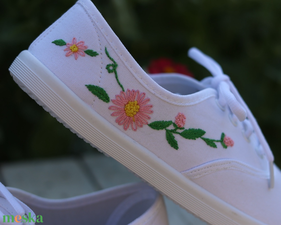 Hímzett cipő - Virágmintával - ruha & divat - cipő & papucs - cipő, szandál - Meska.hu