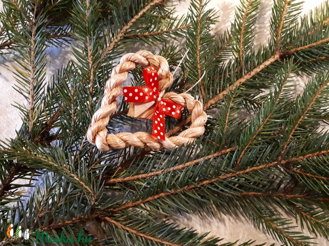 Karácsonyi díszek, fonott gyékényszív piros masnival (4 db / csomag)- természetes dekoráció - karácsony - Meska.hu Karácsonyi díszek, fonott gyékényszív piros masnival (4 db / csomag)- természetes dekoráció - karácsony - Meska.hu