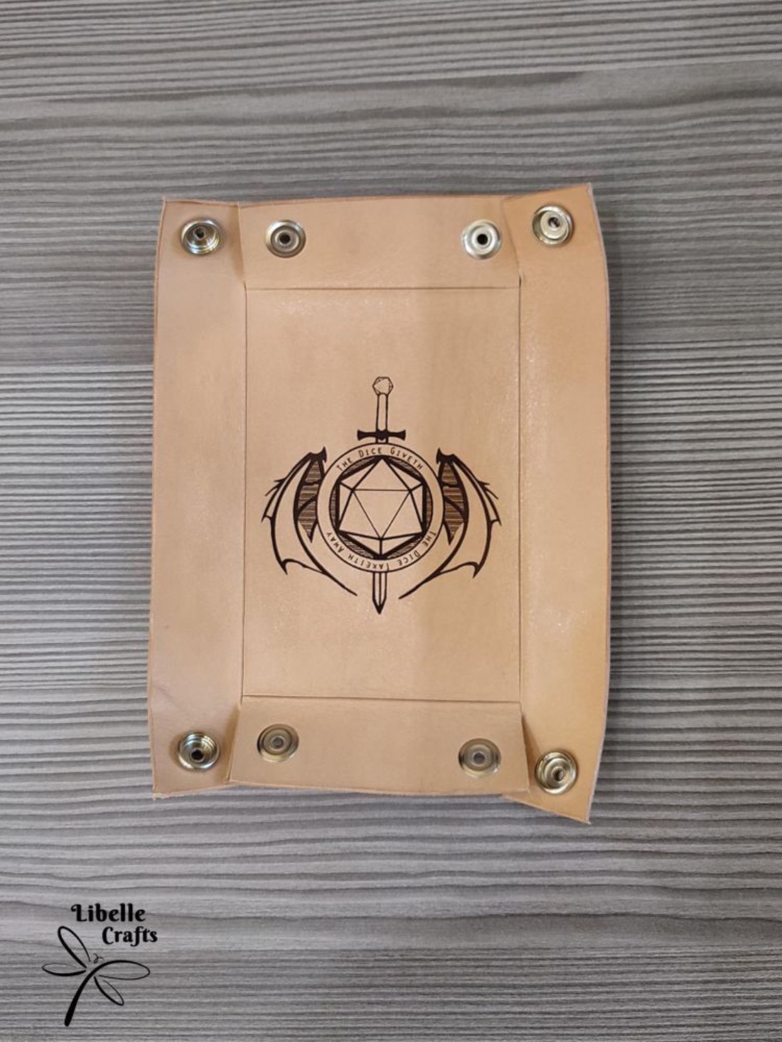 Kockás - kardos motívumos kockadobó tálca - játék & sport - táblajáték és kártyajáték - társasjátékok - dobókocka - Meska.hu